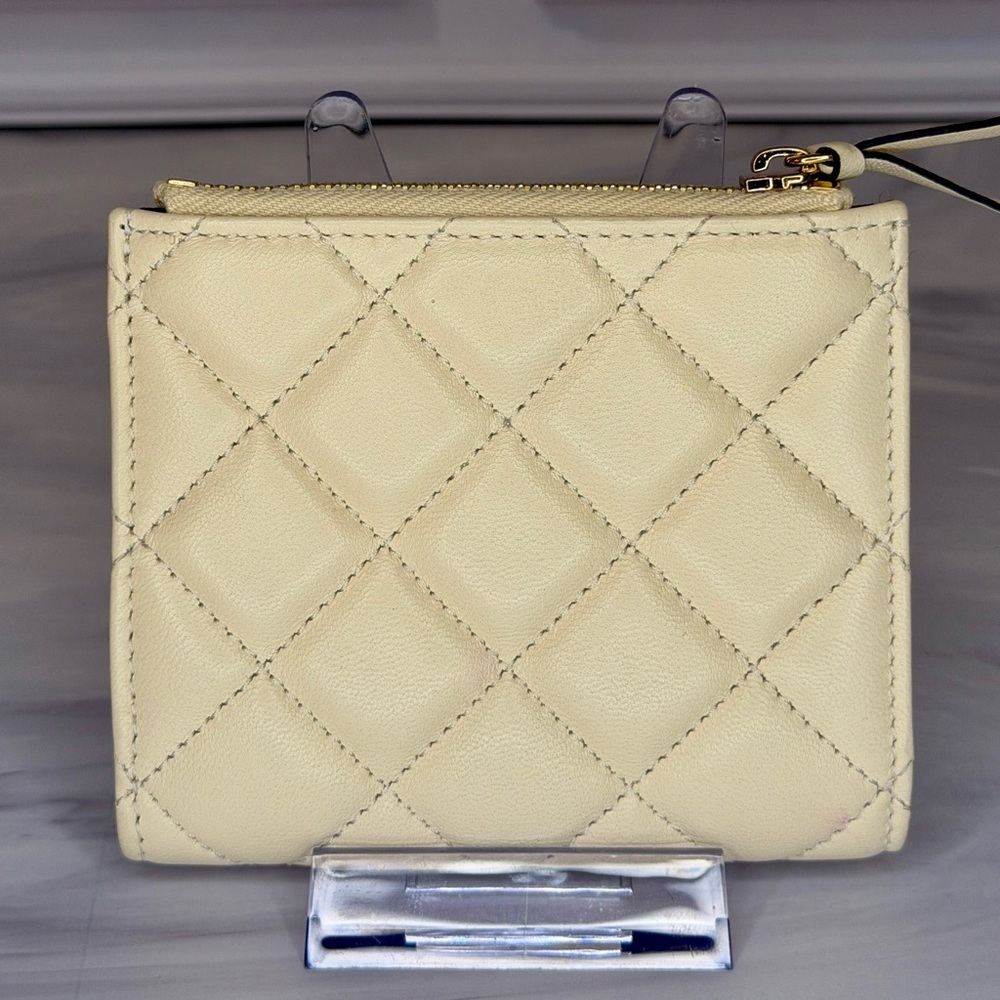 Versace Ivory Quilted Lambskin Bifold Wallet – Medusa Emblem | New in Box - Picture 4 of 9